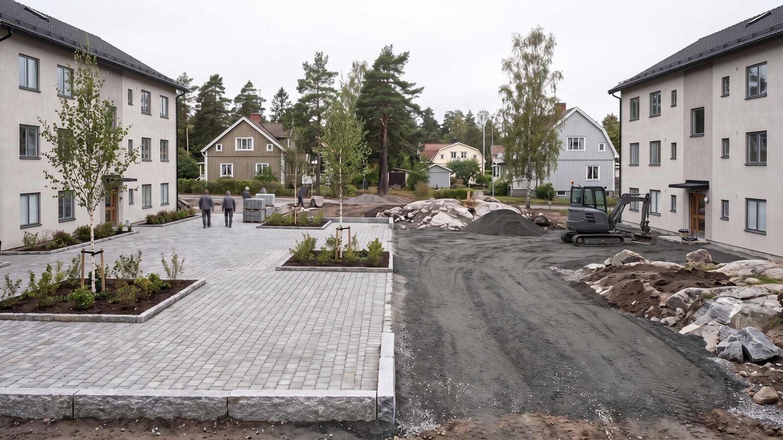 Innergård mellan flerbostadshus med nya plattor, kantsten och planteringar